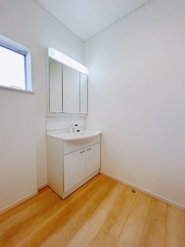 【新築戸建】高崎市下里見町第1　の独立洗面台|■洗面室（2号棟）｜ゆとりのある洗面脱衣室ではお子様と並んで歯磨きもできるので一緒に成長を楽しめます♪ひろびろとした洗面室で、朝の準備も楽しくなります☆.*