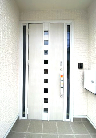 武岡4丁目　S-pasio　A棟の玄関|防犯面も安心の断熱玄関ドアです。ポストやインターフォン付き。