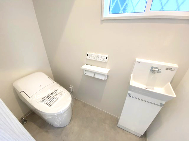 武岡4丁目　S-pasio　A棟のトイレ|1階の温水洗浄便座トイレです。独立した手洗い場の下部は掃除道具も収納できます。