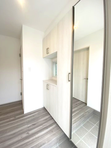 武岡4丁目　S-pasio　A棟の玄関|姿見付きの下駄箱収納です。家族分の靴もすっきりたっぷり収納できます。