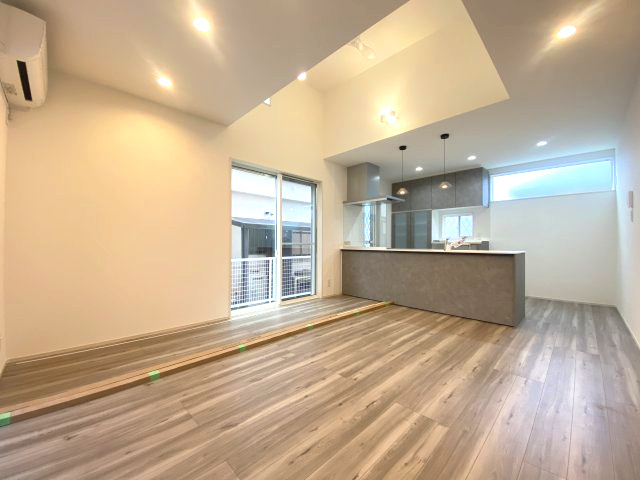 武岡4丁目　S-pasio　A棟の居間・リビング|家族で過ごす温かみのあるリビングです。吹抜けや雰囲気などぜひお客様自身でご体感ください(*^^)v