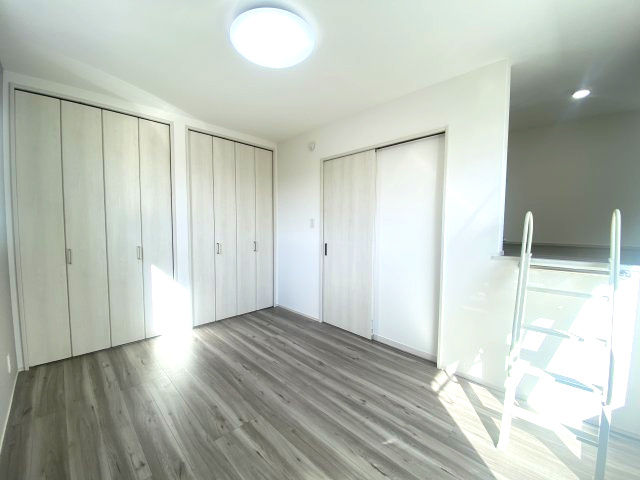 武岡4丁目　S-pasio　A棟の洋室|主寝室は収納も充実しています。クローゼットが2カ所あるのでご夫婦分けてお使いいただけます。