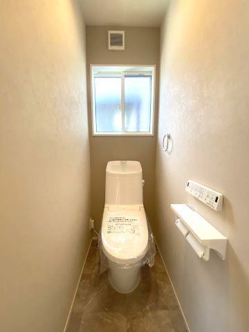 武岡4丁目　S-pasio　A棟のトイレ|2階にも温水洗浄便座トイレを設置。1階に降りなくても良いのが助かりますね。
