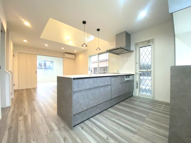 武岡4丁目　S-pasio　A棟のキッチン|リビングを見渡せるオープンフラットシステムキッチンです。家事の時間短縮もできる食器洗浄乾燥機付き！