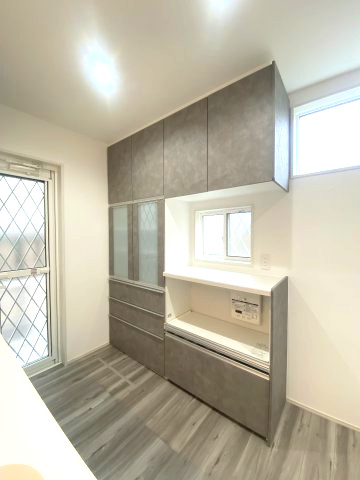 武岡4丁目　S-pasio　A棟のキッチン|家電収納蒸気排出ユニット付きのカップボードは標準仕様。食器もすっきり収納でき、ダストボックスも完備。