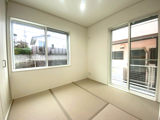 武岡4丁目　S-pasio　A棟の和室|2面採光の明るい和室です。客間としてもお子様の遊びスペースとしてもお使い頂けます。ホッと寛ぐ空間。