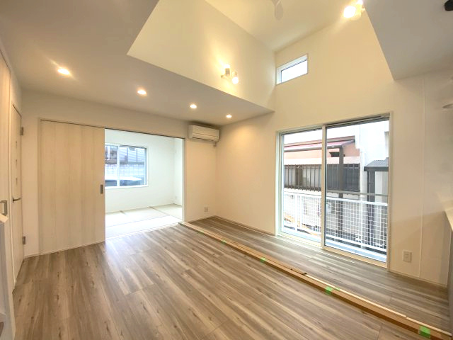 武岡4丁目　S-pasio　A棟の居間・リビング|自然光と吹抜けが演出する心地よいLDK。吹抜けが空間を縦に広げる明るく伸びやかな空間です。