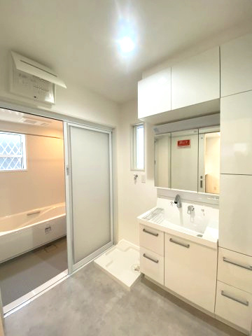 武岡4丁目　S-pasio　A棟の洗面所|キャビネットのあるシステム収納洗面化粧台。収納面や使いやすさに富んだ三面鏡洗面化粧台採用！