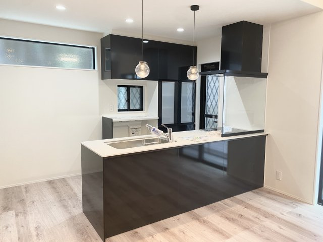 武岡4丁目　S-pasio　A棟のキッチン|※イメージ
リビングを見渡せるオープンフラットシステムキッチンです。