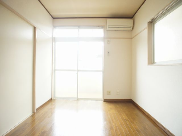 【居間・リビング】 | アレストカネコ1棟 | 快適に過ごせるエアコンが付いています♪