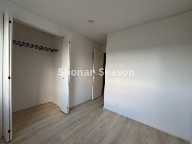 【洋室】 | 食べこぼしもサッと拭き取れる全室フローリングのお住まいです♪