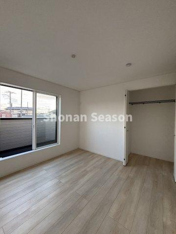 【洋室】 | メイン居室はバルコニーに繋がる開放感が魅力的！
快適な家族時間を演出します♪