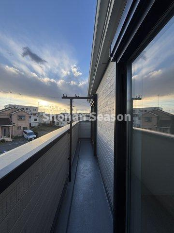 【バルコニー】 | 南東に面しており、前面には遮るものもないので、日当たりも良く気持ちの良い風が吹き抜けます。