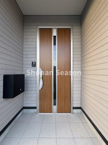 【設備】 | 玄関には「宅配BOX」を完備◎
お好きなタイミングで荷物の受け取りが可能です♪