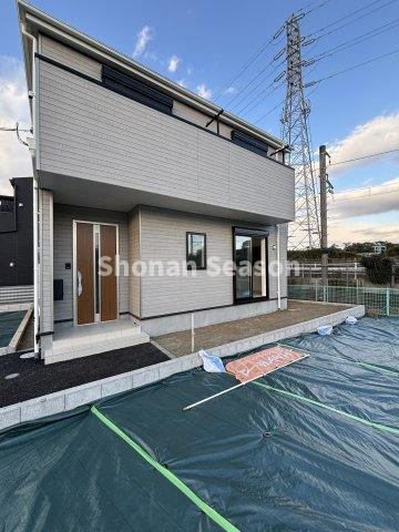 【外観】 | 前面道路から少し奥に入ったプライバシーが守れる全１棟◎
現地完成済です。ぜひご内見下さい♪