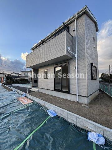 【外観】 | お車は縦列２台駐車が可能です。
ぜひ現地でサイズ等、ご確認下さいね♪