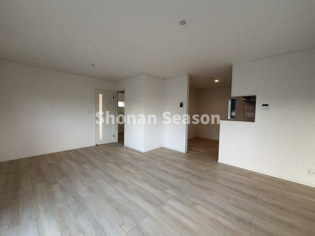 【居間・リビング】 | 大型家具・家電を置いてもスペース十分！
来客時も窮屈感を感じません♪