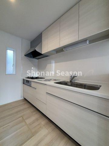 【キッチン】 | 増えがちな食器・お鍋・フライパンもたっぷり収納できる吊戸棚◎
錆びにくく耐熱性高い、ステンレスシンクを採用しました♪