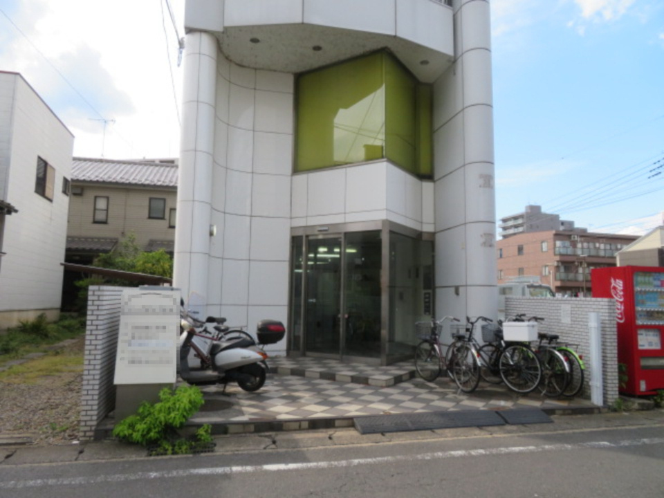 春日部市粕壁東１丁目のビル