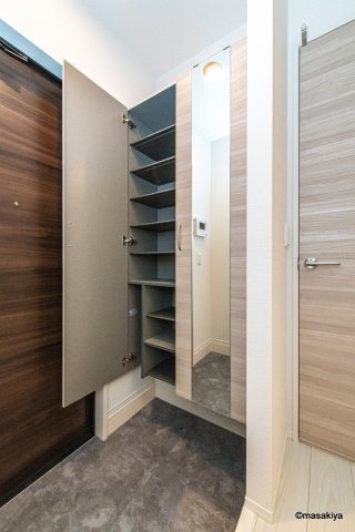 ヘシレ中御所の玄関|写真は同じ建築会社の近い間取りのものです。参考にご覧ください。