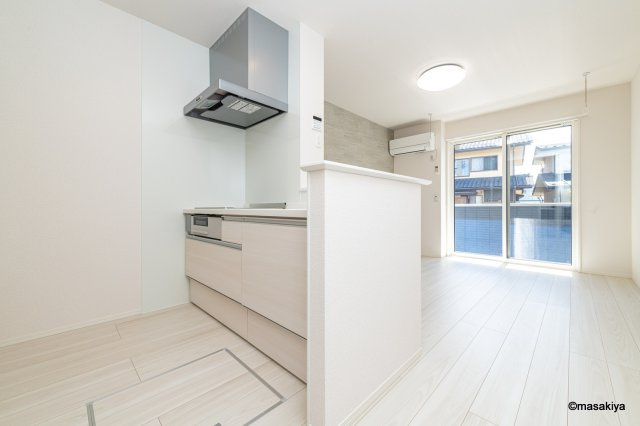 ヘシレ中御所のキッチン|写真は同じ建築会社の近い間取りのものです。参考にご覧ください。