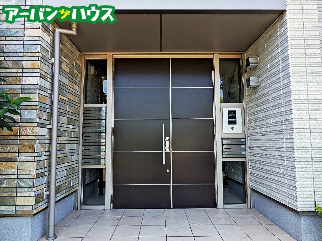グリーンコート成和のエントランス