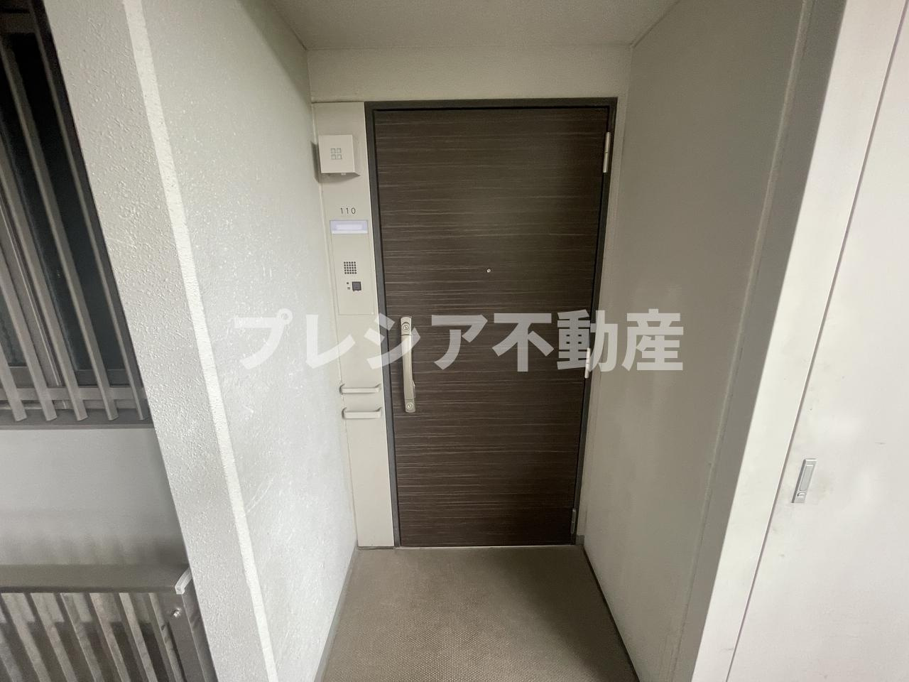 甲子園三番町ハイツの玄関