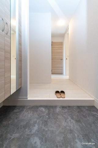 ヘシレ中御所の玄関|写真は同じ建築会社の近い間取りのものです。参考にご覧ください。