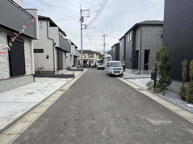市川市宮久保４丁目新築戸建【宮久保小学校：9分】の前面道路含む現地写真|中央開発道路