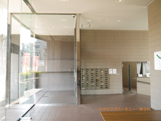 【その他共用部分】 | 清潔感と歓迎感があるエントランスホールとなります。