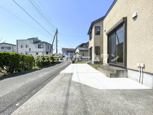 羽村市羽中2丁目　中古戸建の前面道路含む現地写真|前面道路含む現地写真です