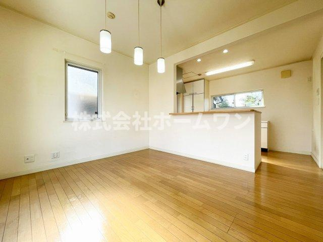 羽村市羽中2丁目　中古戸建の居間・リビング|ゆったり過ごせるリビングです