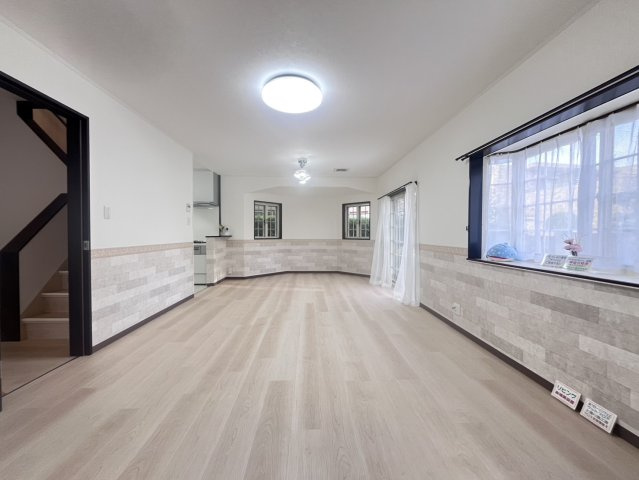 神戸市西区竜が岡5丁目　中古戸建の居間・リビング|【ホームページに現地動画掲載中】●年中無休：当日予約可●広々としたLDKは開放感があります！