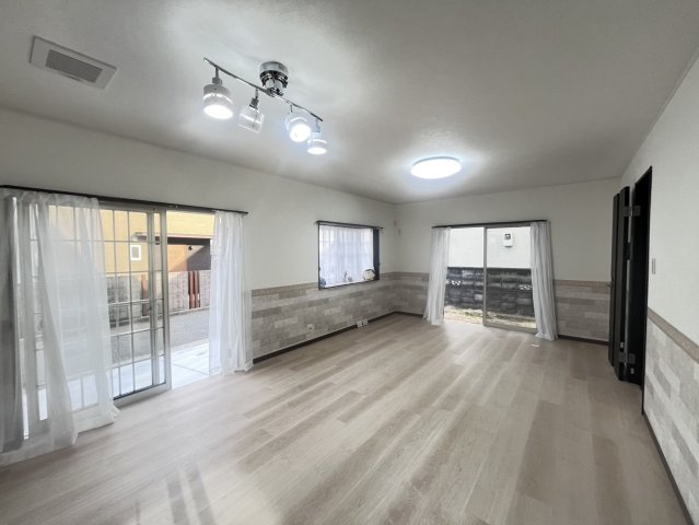 神戸市西区竜が岡5丁目　中古戸建の居間・リビング|【ホームページに現地動画掲載中】●年中無休：当日予約可●LDK18帖になります。床暖房付きで快適です