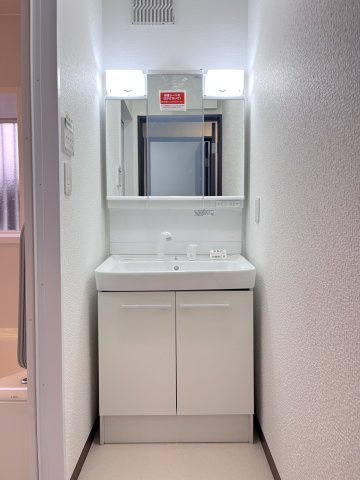 神戸市西区竜が岡5丁目　中古戸建の洗面所|【ホームページに現地動画掲載中】●年中無休：当日予約可●洗面と洗濯機置き場は別々の個室になります。