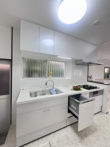 神戸市西区竜が岡5丁目　中古戸建のキッチン|【ホームページに現地動画掲載中】●年中無休：当日予約可●食洗機完備ですので時短になり、便利です。