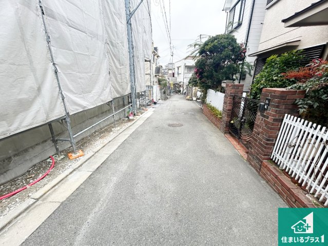 羽曳野市野々上　新築一戸建ての前面道路含む現地写真|周辺は落ち着いた街並みの住宅地！子育てがしやすい住環境です！まだ未完成ですが、現地でしかわからない事もございます。是非一度ご覧ください。