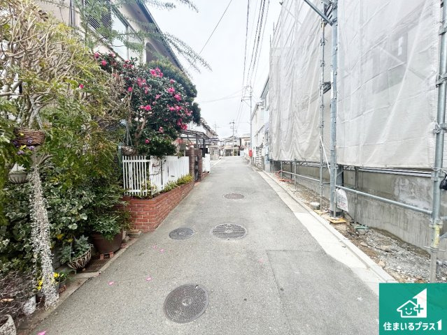 羽曳野市野々上　新築一戸建ての前面道路含む現地写真|周辺は落ち着いた街並みの住宅地！子育てがしやすい住環境です！まだ未完成ですが、現地でしかわからない事もございます。是非一度ご覧ください。