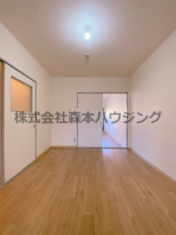【居間・リビング】 | 　大塚ハイツ | ※同タイプ別室の写真となります。
　イメージとしてご覧ください。
　設備内容など相違がある場合あくまで現状優先となります。