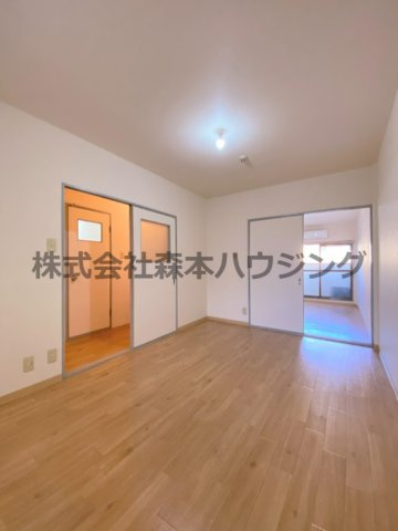 【居間・リビング】 | 　大塚ハイツ | ※同タイプ別室の写真となります。
　イメージとしてご覧ください。
　設備内容など相違がある場合あくまで現状優先となります。