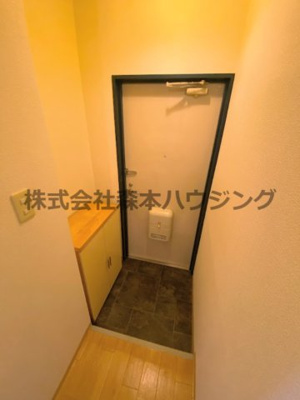 【玄関】 | 　大塚ハイツ | ※同タイプ別室の写真となります。
　イメージとしてご覧ください。
　設備内容など相違がある場合あくまで現状優先となります。