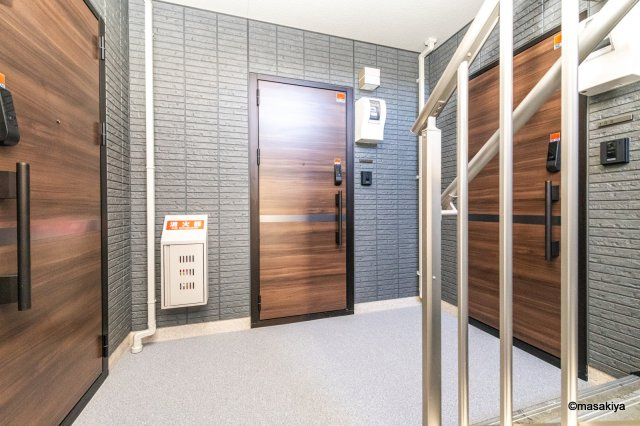 ヘシレ中御所のエントランス|写真は同じ建築会社の近い間取りのものです。参考にご覧ください。