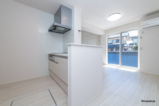 ヘシレ中御所のキッチン|写真は同じ建築会社の近い間取りのものです。参考にご覧ください。