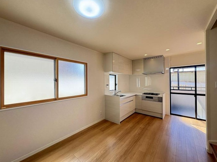 明石市田町2丁目の居間・リビング|壁付キッチンなのでリビングを広々使えます！