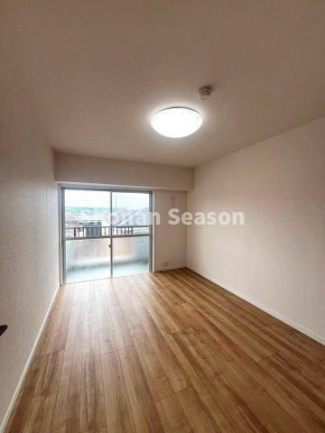 【洋室】 | 陽当り・通風良好な角部屋！プライバシーも守れますよ♪