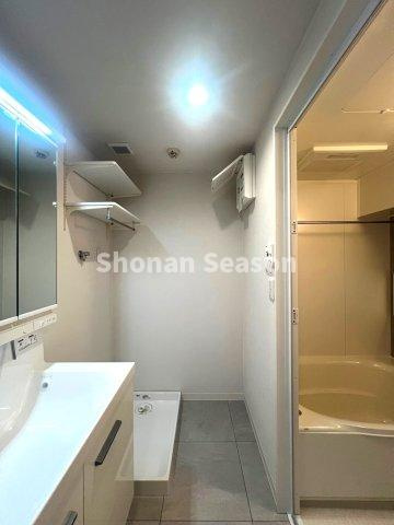 【独立洗面台】 | ランドリー上部には、洗剤置場にも嬉しい収納棚を新設しました♪