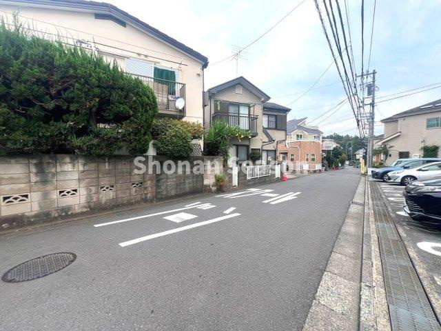 【周辺】 | 日勤で管理体制も良く、敷地内には駐車・駐輪・バイク置き場もあり！　
安心のアフターサービス保証もお付けしております。