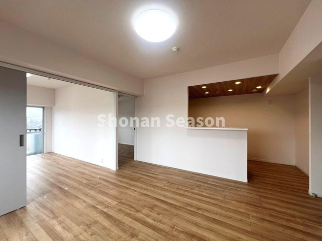 【居間・リビング】 | 家族が集まるリビングは、ソファ・テーブルを置いてもスペース十分！　
充実した時間が過ごせそうですね♪