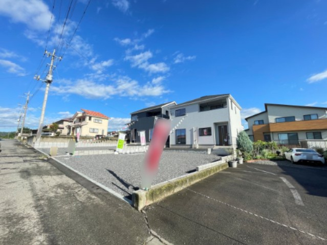 新築戸建・建売　みどり市大間々町桐原第5　Cradle Garden　全5棟の前面道路含む現地写真|広々としたカースペースなので駐車が苦手な方も安心です。