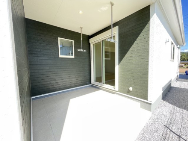 新築戸建・建売　桐生第25相生町　Livele Garden　全2棟のその他|中庭タイルデッキにも物干し設置。屋根があるので急な天候不良にも安心です♪